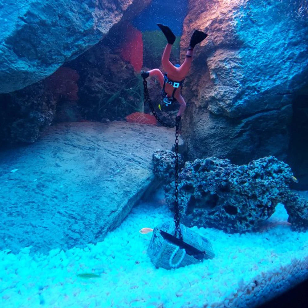 Treasure Hunter Fish Tank Ornament | Diver Action Figure & Treasure Chest Aquarium Decoration